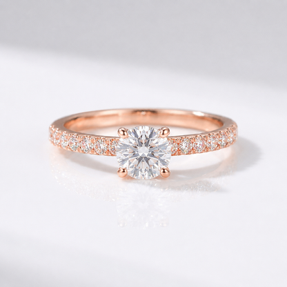 Anel de zircônia redonda com acabamento em ouro rosa e pavê, da marca Rose & Oliver, exibido em close na imagem.