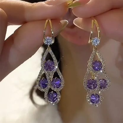 Brincos de cristal roxo em gotas da marca Rose & Oliver, acessórios elegantes de brincos de prata com detalhes brilhantes.