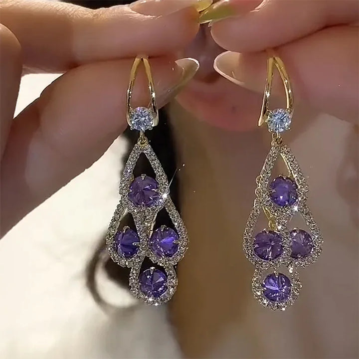 Brincos de cristal roxo em gotas da marca Rose & Oliver, acessórios elegantes de brincos de prata com detalhes brilhantes.