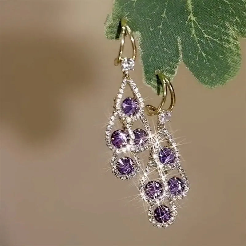Brincos de gota de cristal roxo da Rose & Oliver, brilhantes e elegantes, com detalhes de cristal pendurado, para looks sofisticados.