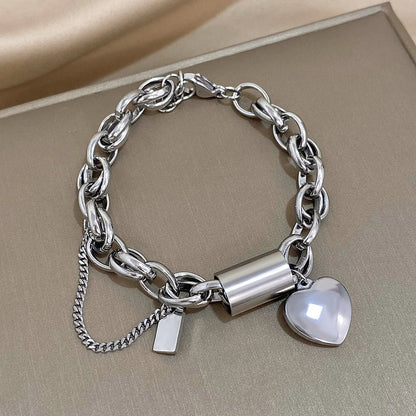 Pulseira chunky dourada Heartened da Rose & Oliver, estilo robusto com detalhes elegantes para o pulso.