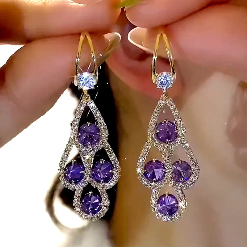 Brincos de gotas de cristal roxo da Rose & Oliver, acessórios elegantes de brincos de argola com cristais brilhantes e delicados.