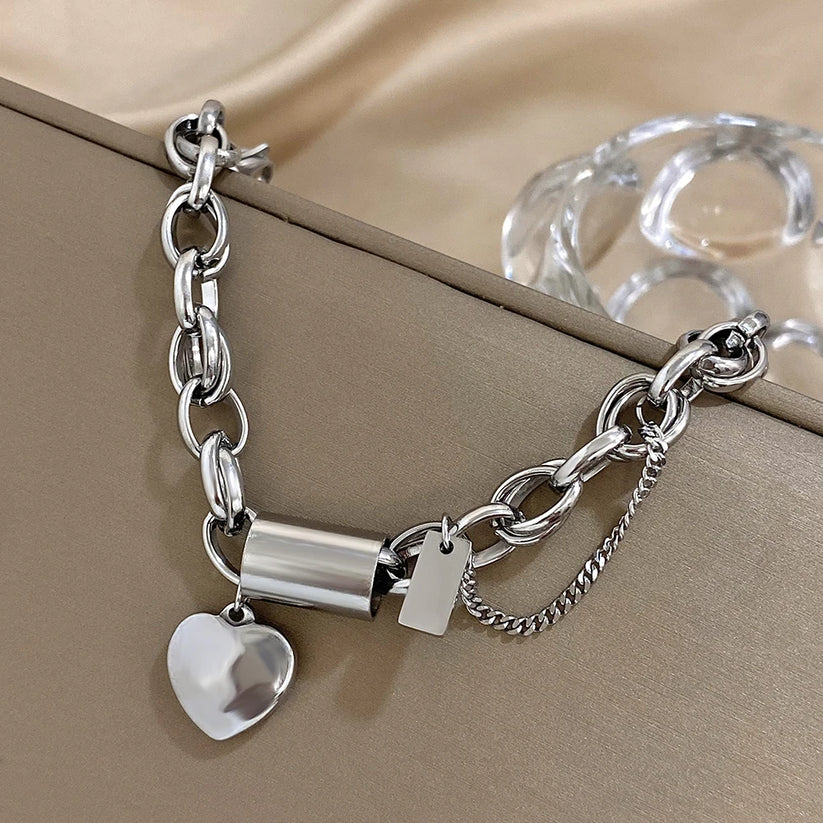 Pulseira chunky dourada Heartened Rose & Oliver, acessório de joalheria com design elegante e detalhes em ouro.