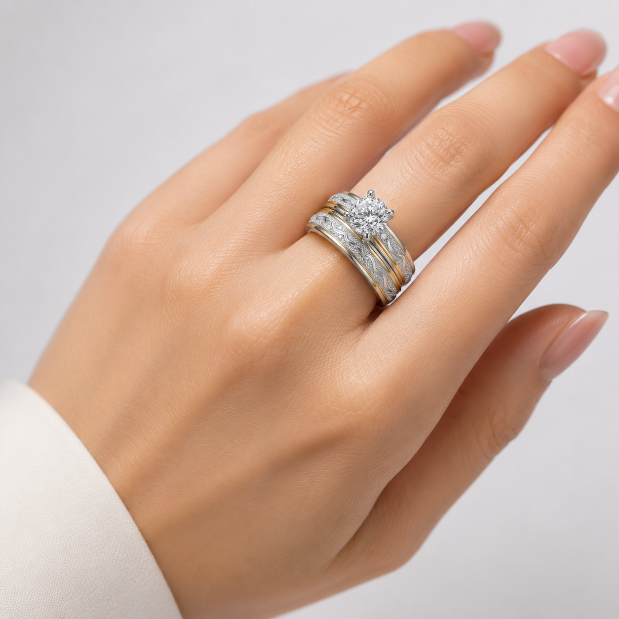 Anel de prata com faixa dourada e detalhes de diamantes, da marca Rose & Oliver, exibido de lado com foco na textura e brilho.
