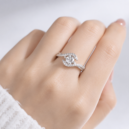Anel de prata oval com diamantes entrelaçados da Rose & Oliver, mostrando o design elegante e detalhes brilhantes.
