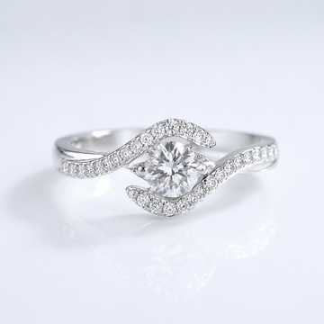 Anel de prata oval com diamantes e design torcido, da marca Rose & Oliver, exibido em close na imagem.