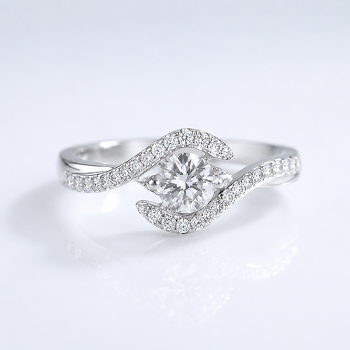Anel de prata oval com diamantes e design torcido, da marca Rose & Oliver, exibido em close na imagem.