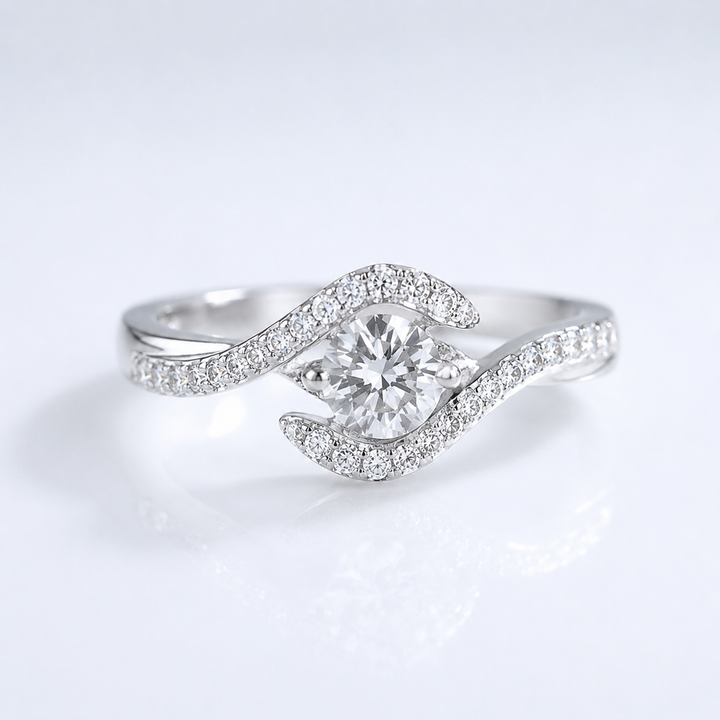 Anel de prata oval com diamantes e design torcido, da marca Rose & Oliver, exibido em close na imagem.