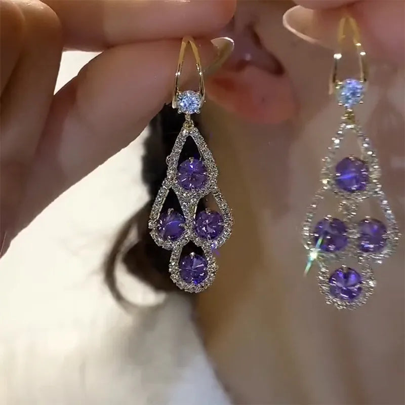 Brincos de cristal roxo em gotas da Rose & Oliver, com design elegante e detalhes brilhantes para looks sofisticados.