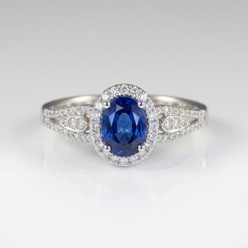 Anel vintage Rose & Oliver com halo de safira azul e detalhes em prata, destaque para o design elegante e pedra central brilhante.