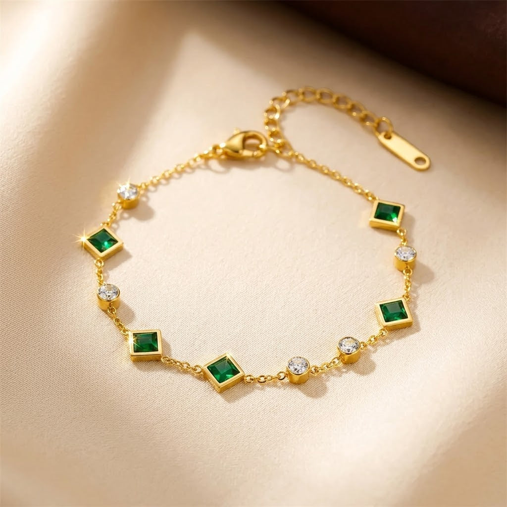 Bracelete de ouro com esmeraldas, estilo estação, da marca Rose & Oliver, exibido na imagem.