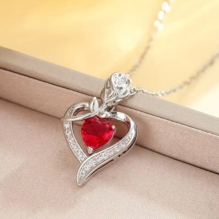Colar de coração com rubi e prata da Rose & Oliver, detalhe de pingente de coração com pedra rubi brilhante.