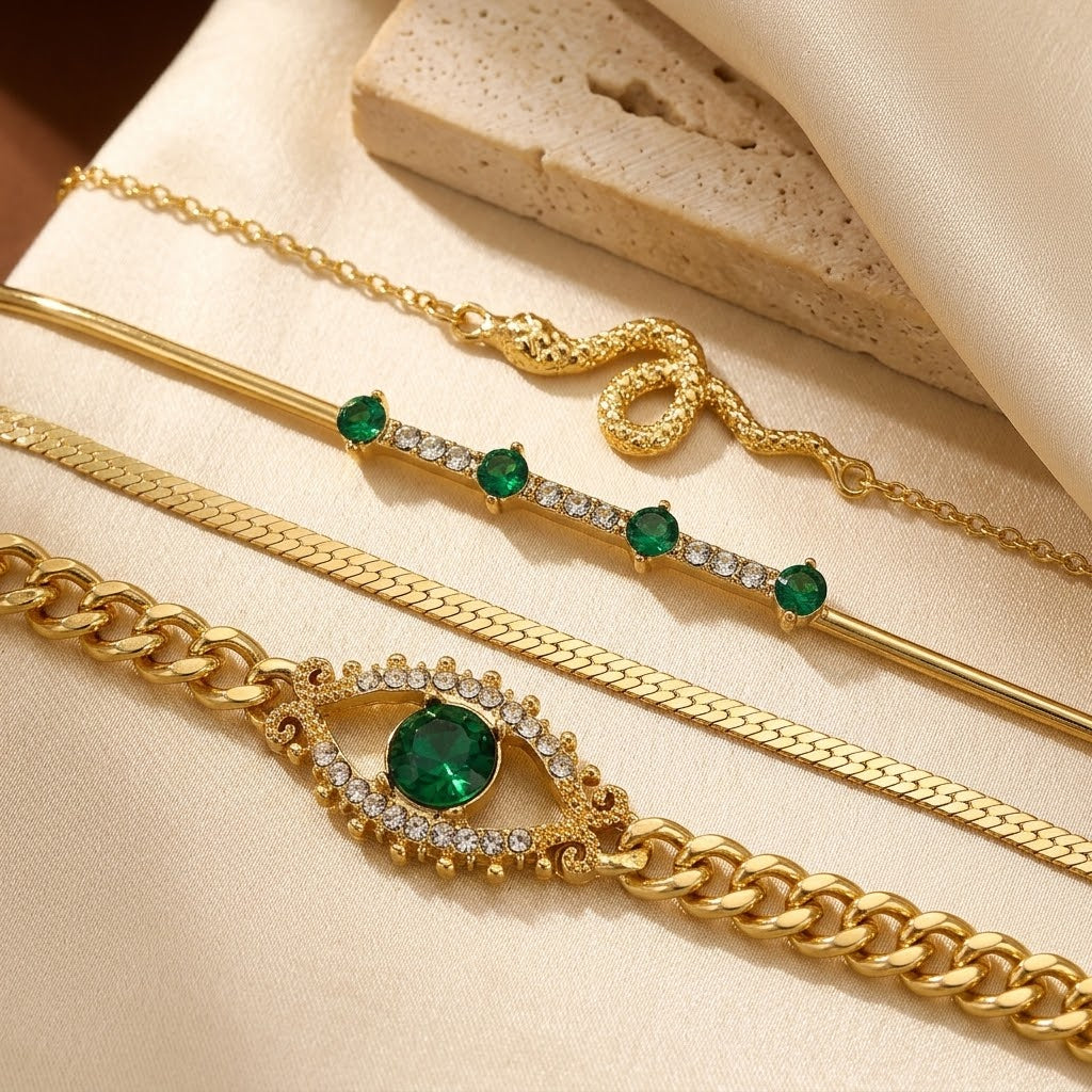 Pulseira de charme com esmeraldas douradas da Rose & Oliver, detalhes de elos e pingentes de ouro em uma composição elegante.
