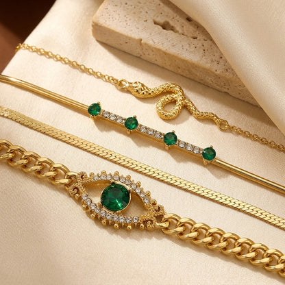 Pulseira de charme com esmeraldas douradas da Rose & Oliver, detalhes de elos e pingentes de ouro em uma composição elegante.