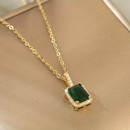 Colar retangular com esmeralda dourada e halo de diamantes, marca Rose & Oliver, joia elegante para ocasiões especiais