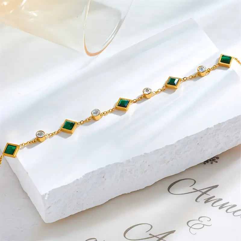 Pulseira Amelisse Glenwyn da Rose & Oliver em ouro, detalhe elegante de acessório de joalheria feminina.