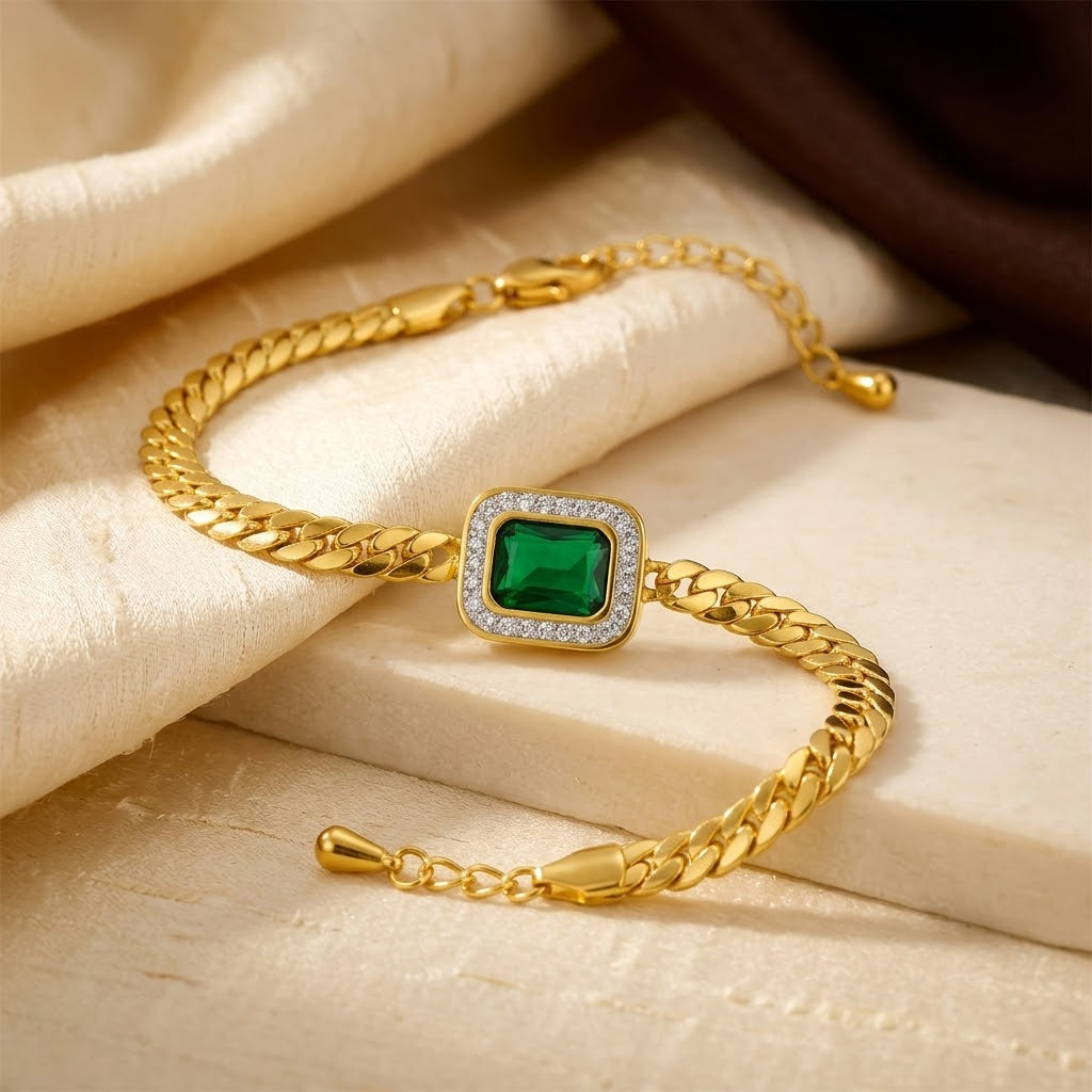 Pulseira de corrente com zircônias verdes e detalhes em ouro, marca Rose & Oliver, acessório elegante para o pulso.