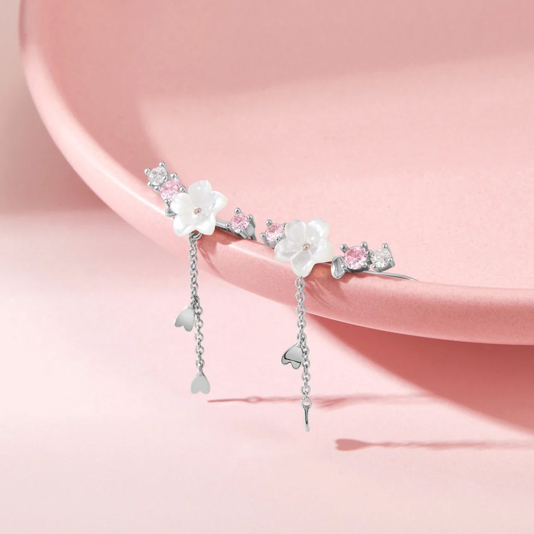 Brincos de cerejeira Rose & Oliver com cristais, detalhes delicados de flores de cerejeira em metal prateado.
