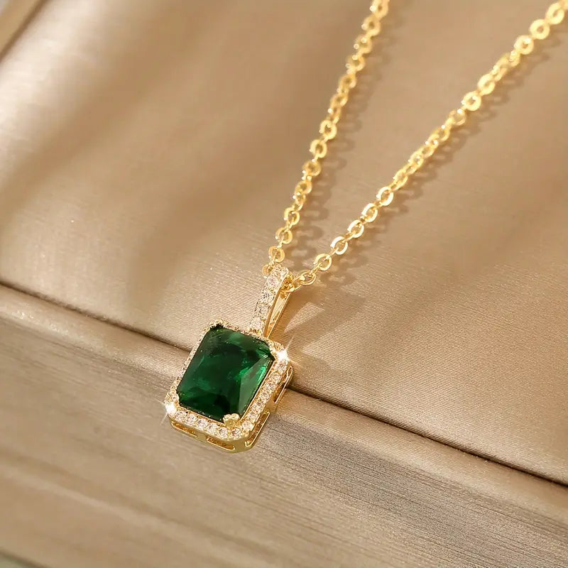 Colar retangular com halo de esmeralda e acabamento em ouro, joia delicada da marca Rose & Oliver, com detalhe central brilhante.