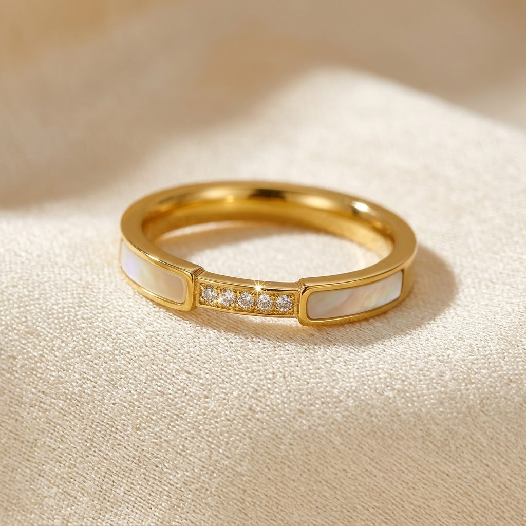 Anel de dedo com faixa de ouro e acabamento em relevo, da marca Rose & Oliver, mostrando detalhes da joia.