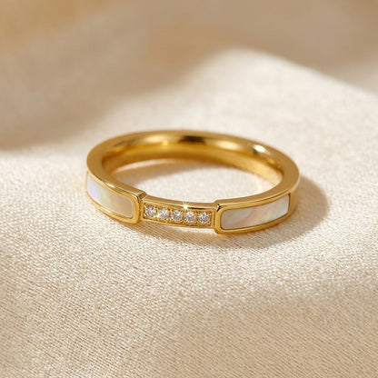 Anel de dedo com faixa de ouro e acabamento em relevo, da marca Rose & Oliver, mostrando detalhes da joia.