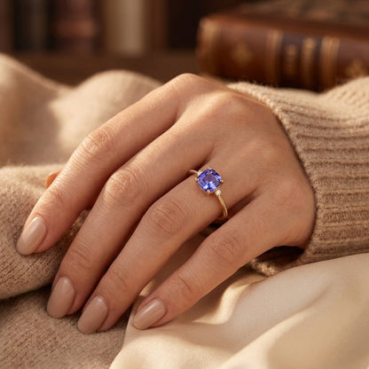Anel de ouro com ametista solitaire da Rose & Oliver, destaque para a pedra central e acabamento elegante.