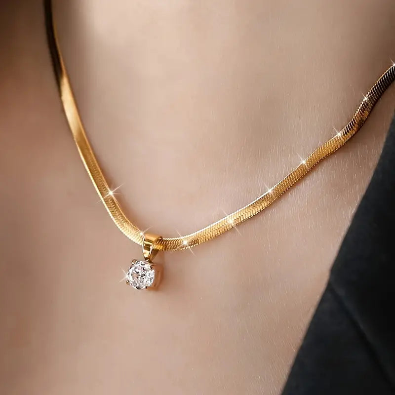 Colar elegante com pingente de strass dourado da Rose & Oliver, joia sofisticada de colar com detalhes brilhantes.