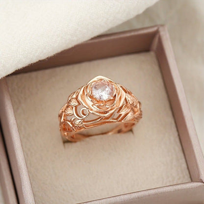 Anel vintage Rose & Oliver em zircônia com design delicado de rosa esculpida em prata envelhecida.