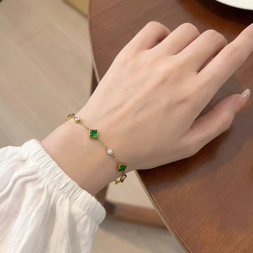 Pulseira Amelisse Glenwyn da Rose & Oliver em ouro, detalhe próximo na mão feminina com acabamento elegante.