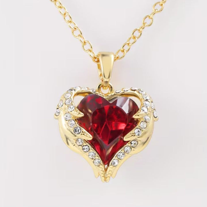 Colar de ouro Rose & Oliver com pingente de coração rubi e anjo, estilo delicado e elegante para uso diário.