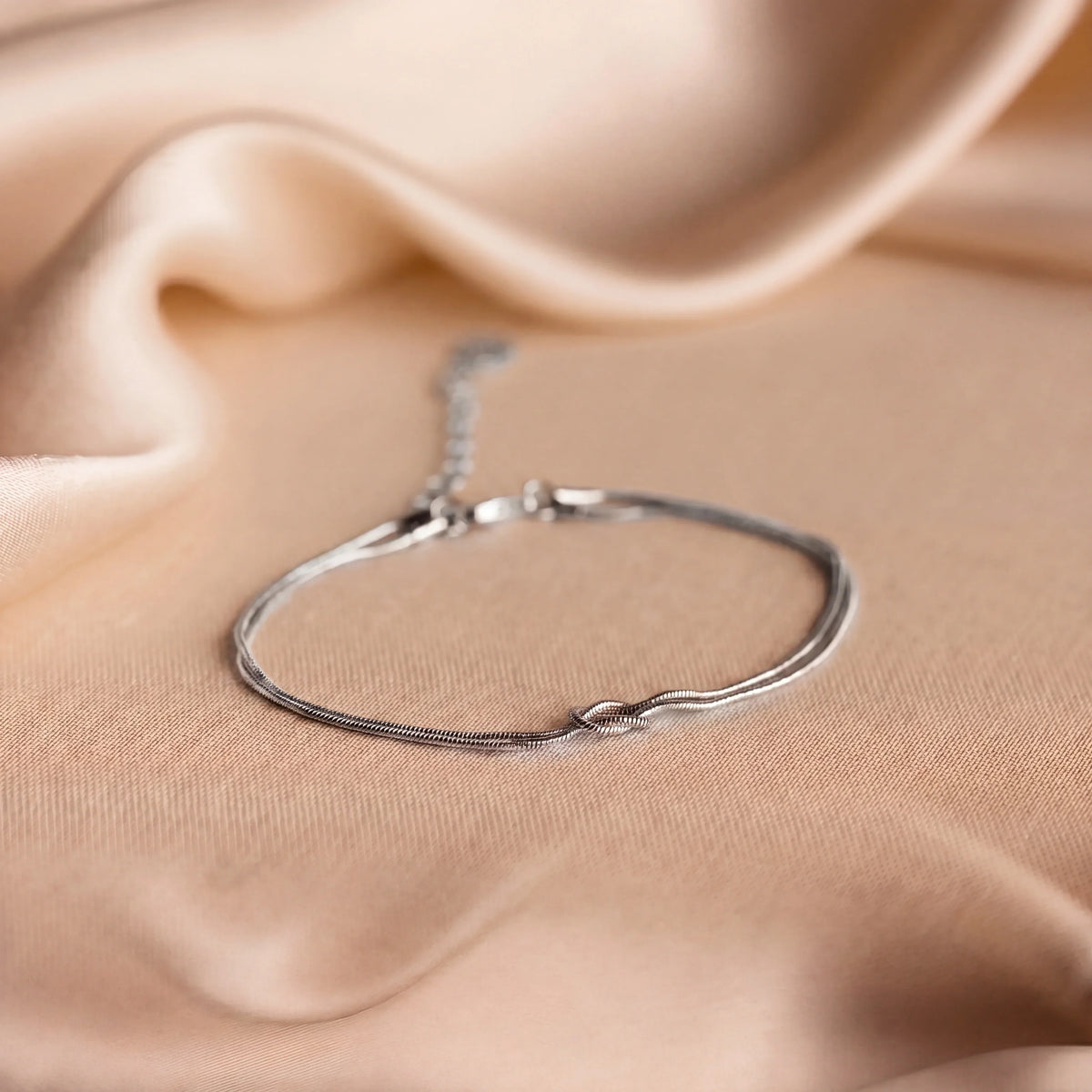 Pulseira Forever Knot da Rose & Oliver, acessório de nós decorativos simbolizando conexão e amizade, para casais, amigos e família.