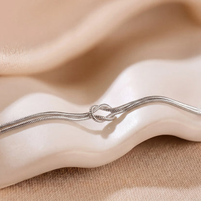 Pulseira Forever Knot da Rose & Oliver, símbolo de união, com acabamento delicado, ideal para presentes para casais, amigos e familiares.