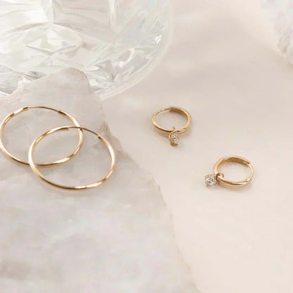 Brincos de argola dourados Celeste™ com pedra, da Rose & Oliver, detalhes elegantes de brincos de ouro e pedra dourada.