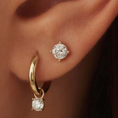 Brincos de ouro com pedra, modelo Larmes™ da Rose & Oliver, detalhes de argolas pequenas em imagem nítida.