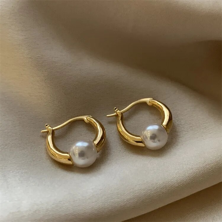 Brincos dourados com pérola elegantes da marca Rose & Oliver, detalhes sofisticados e acabamento refinado.