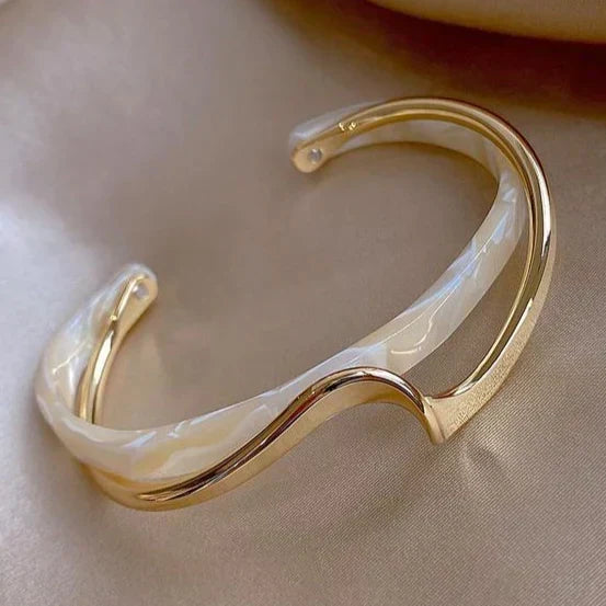 Pulseira Golden Opal Glow da Rose & Oliver com detalhes em ouro, brilho suave e acabamento elegante.