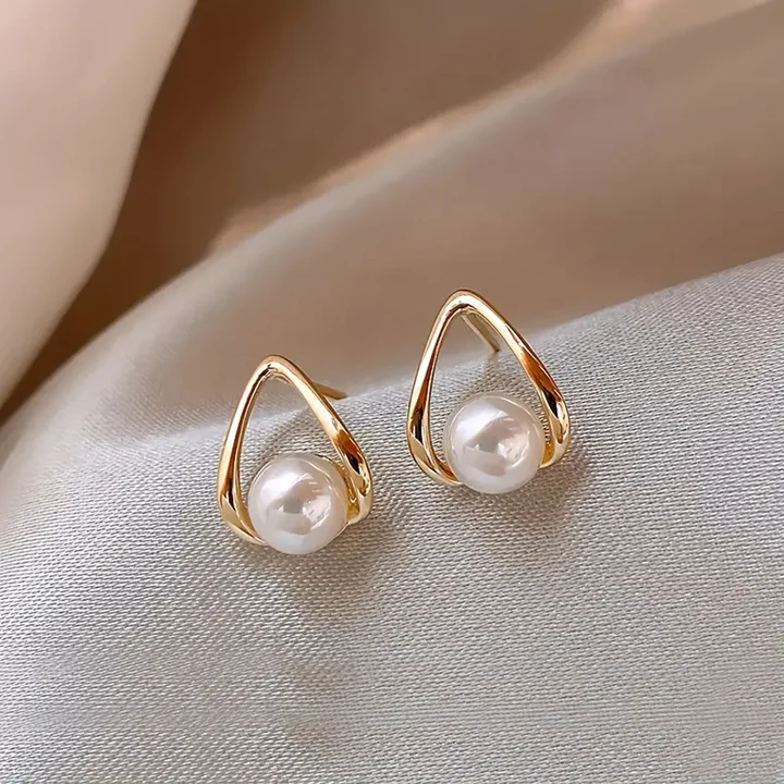 Brincos de ouro com triângulo oco e pérolas, estilo elegante da marca Rose & Oliver, detalhes delicados e sofisticados.