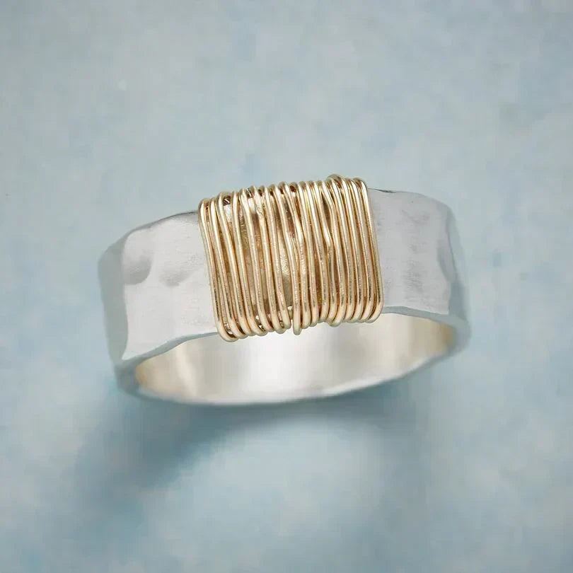Anel de prata e ouro com acabamento trançado da marca Rose & Oliver, detalhes de fio envolvido e acabamento elegante.