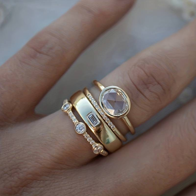 Conjunto de joias Lily da Rose & Oliver com anéis vintage dourados e zirconias brilhantes.