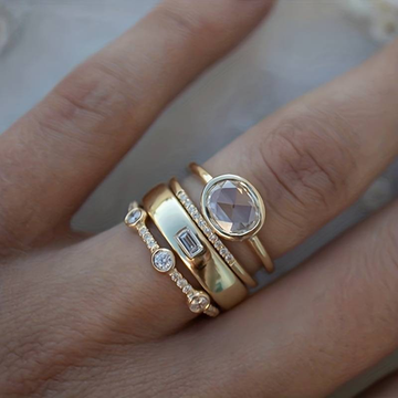 Conjunto de joias Lily da Rose & Oliver com anéis vintage dourados e zirconias brilhantes.