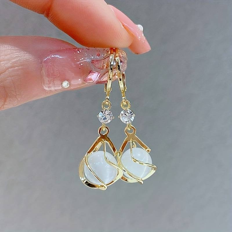 Brincos Cheyenne Opal Glamour da Rose & Oliver com detalhes de opala brilhante e design elegante em ouro.