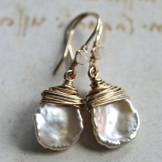 Brinco vintage barroco com pérola em gota, brincos da marca Rose & Oliver, detalhes elegantes e clássicos.
