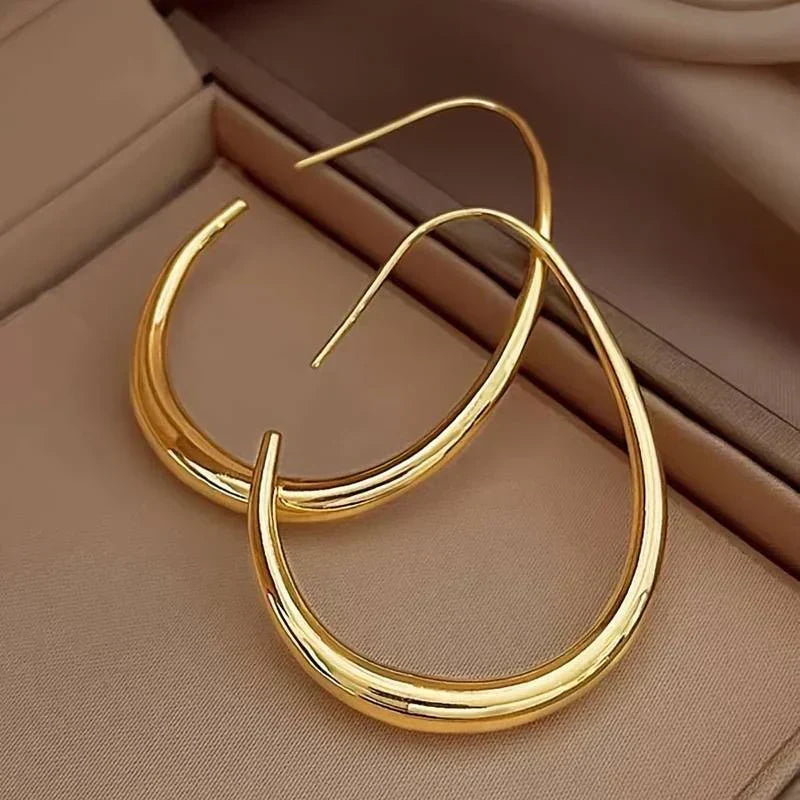 Brincos de argola dourados com acabamento antigo da marca Rose & Oliver, feitos de ouro, detalhes elegantes e clássicos.