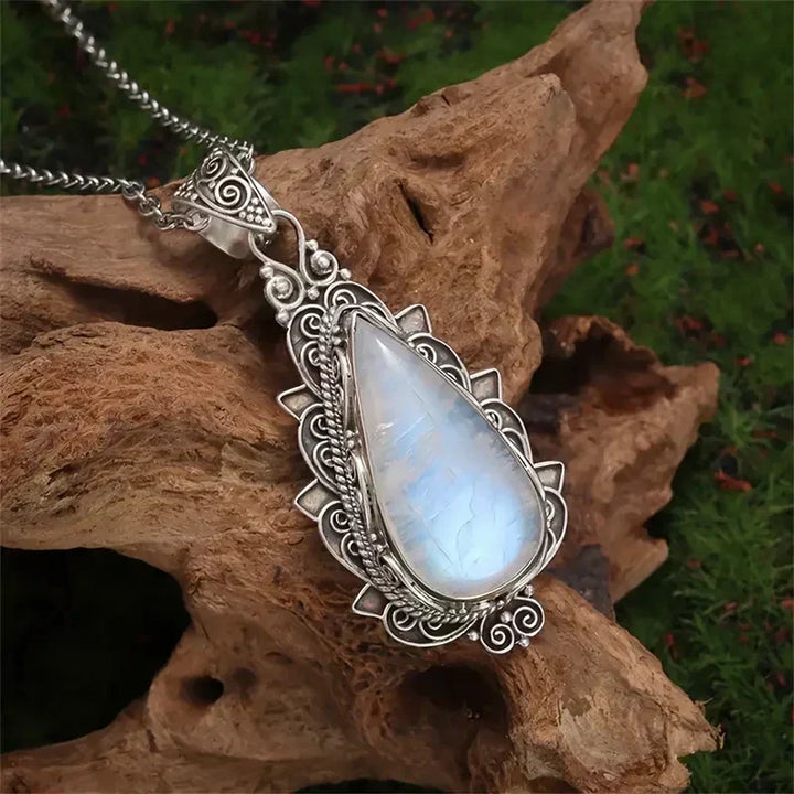 Colar de gota com pedra moonstone antiga em ouro, colar elegante da Rose & Oliver, destaque na imagem.