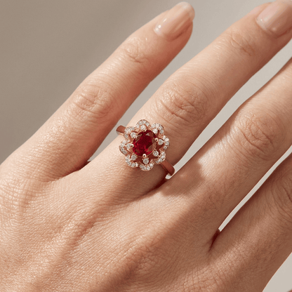 Anel de ouro rose com halo de rubi vermelho da Rose & Oliver, destacando o design elegante e a pedra central brilhante.