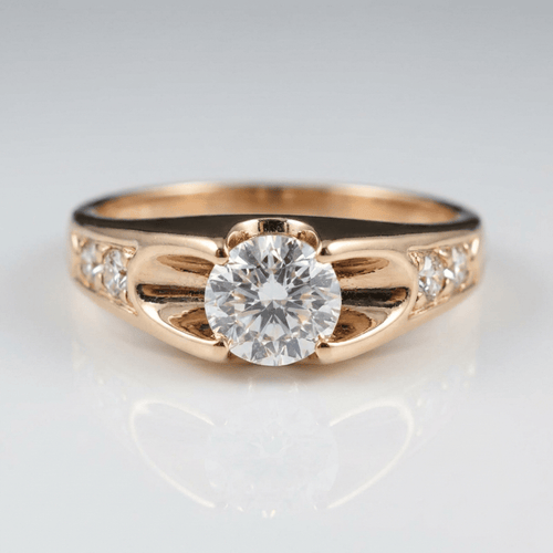 Anel de ouro rosé com zircônia solitaire da Rose & Oliver, exibindo uma pedra central brilhante em estilo clássico.