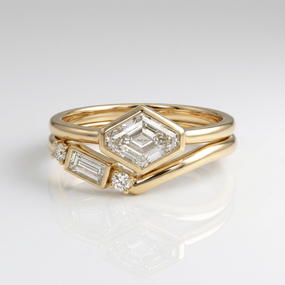 Conjunto de joias com anéis de diamante geométrico dourado, marca Rose & Oliver, detalhes brilhantes e design elegante