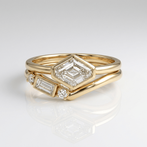 Conjunto de joias com anéis de diamante geométrico dourado, marca Rose & Oliver, detalhes brilhantes e design elegante