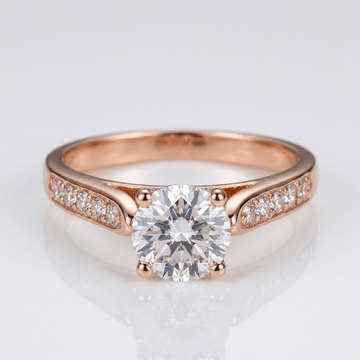 Anel redondo clássico de zirconia na cor ouro rosa, da marca Rose & Oliver, exibido de perfil com detalhes brilhantes
