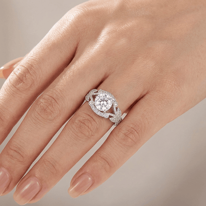 Anel vintage de prata com zircônia e acabamento trançado, modelo da marca Rose & Oliver, detalhes visíveis na imagem.